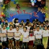 Celebran en localidades vietnamitas Fiesta del Medio Otoño para niños desfavorecidos