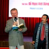 Asociación de literatos checos condecora a escritor vietnamita