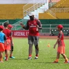 Exfutbolista del club inglés Arsenal se impresiona ante jugadores juveniles vietnamitas