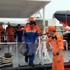 Repatrian dos marineros vietnamitas rescatados tras hundimiento de su pesquero