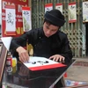 Calígrafos jóvenes llevan su trabajo a las calles