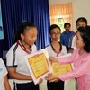 Fondo de becas Vu A Dinh brinda alegría a alumnos necesitados vietnamitas 