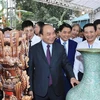 Primer ministro de Vietnam visita famosa aldea ceramista de Bat Trang