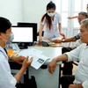  Hanoi acelera concesión de tarjetas de seguro médico electrónicas