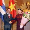 Presidenta parlamentaria de Vietnam honrada con la Orden de Solidaridad de Cuba