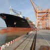 Gigantesco buque portacontenedores de Singapur arriba al puerto de Hai Phong 