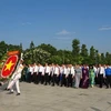 Rinden tributo a mártires en ocasión del Día de la reunificación nacional de Vietnam 