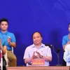 Primer ministro de Vietnam dialoga con trabajadores en parques industriales