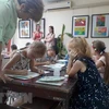 Niños vietnamitas y extranjeros pintan a Hanoi, ciudad de paz 