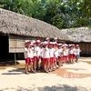 Jóvenes vietnamitas residentes en el extranjero visitan casa natal del Presidente Ho Chi Minh