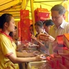 Mercado de pastel de luna en Vietnam vive ambiente vertiginoso