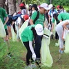 Centenar de estudiantes vietnamitas recolectan basuras en Día Mundial de la Limpieza 