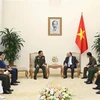 Premier Xuan Phuc aboga por fomento de nexos entre ejércitos de Vietnam y Camboya 