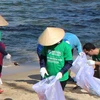 Jóvenes vietnamitas reciclan basura con ideas creativas