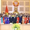Premier de Vietnam dialoga con pedagogos destacados en Día nacional del Maestro