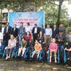 Donan sillas de ruedas a discapacitados en provincia vietnamita de Quang Binh
