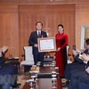 Presidenta del Parlamento de Vietnam entrega Orden de la Amistad a profesor surcoreano