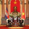 Máximo dirigente político de Vietnam recibe al Rey de Camboya 