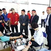 Estudiantes vietnamitas participan en la donación de sangre en Domingo Rojo