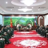 Ministro de Defensa de Laos recibe a ex soldados y expertos vietnamitas