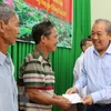 Entrega vicepremier vietnamita regalos a personas necesitadas en ocasión del Tet