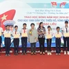 Otorgan en Vietnam becas a alumnos con dificultades económicas