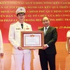 Pide premier de Vietnam perfeccionar la calidad de la policía nacional 