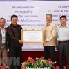 Otorgan regalos del máximo dirigente vietnamita a la escuela Laos-Vietnam en Vientiane