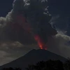 Entra volcán indonesio en erupción con columna de cenizas de dos mil metros de altura