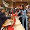 Participan diplomáticas de Vietnam en feria caritativa en Japón