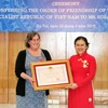 Conceden Orden de Amistad de Vietnam a directora de programa humanitario estadounidense 