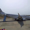 Un avión myanmeno aterriza sin ruedas delanteras