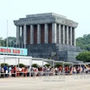 Más de 10 mil personas visitan el Mausoleo de Ho Chi Minh en ocasión de su natalicio