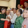 Entregan en Vietnam regalos a personas con méritos revolucionarios 