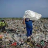Aplica Indonesia doble solución para residuos plásticos y atasco