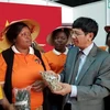 Productos vietnamitas caparan atención del público durante feria comercial en Mozambique