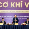 Exhorta primer ministro de Vietnam a desarrollar la mecánica automovilística