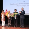 Honran a profesores vietnamitas con Medallas de Caballero de Francia 