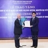 Entrega Hanoi título de Ciudadano Honorario a exembajador rumano