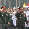 Ministros de Defensa de Vietnam y Laos por contribuir al enriquecimiento de lazos binacionales