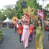 Realizan por primera vez desfile de Ao Dai en ciudad indonesia de Denpasar