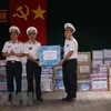 Presentan regalos de Tet a soldados en archipiélago vietnamita de Truong Sa
