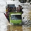 Demandan residentes a gobernador de Yakarta por negligencia en respuesta a inundaciones 