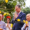 Libera embajador estadounidense en Vietnam peces en ocasión del Nuevo Año Lunar