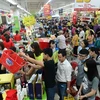 Ventas aumentan en supermercados pero cayen en "mercados mojados" en Vietnam