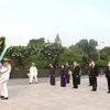 Dirigentes de Ciudad Ho Chi Minh rinden tributo a los caídos por la independencia nacional
