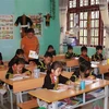 Dirigente vietnamita entrega regalos a escolares en áreas montañosas en Día Mundial del Niño