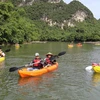 Lanza provincia vietnamita de Ninh Binh servicios turísticos de kayak en Trang An