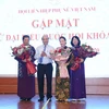 Premier y máxima legisladora de Vietnam se reúnen con mujeres diputadas