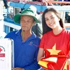 Entregan más de mil banderas nacionales a pescadores en la isla de Phu Quoc